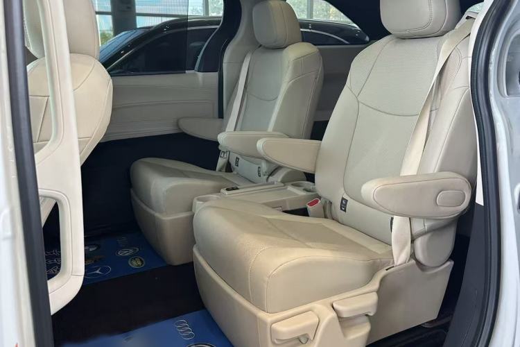 Used Toyota Granvia 2023 2.5L Hybrid Prestige PLUS Edition Interior 2