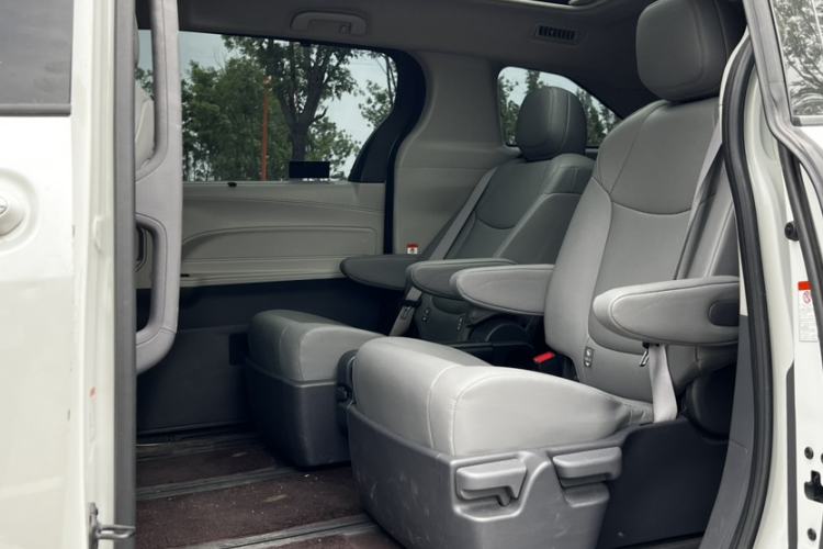 Used Toyota Granvia 2023 2.5L Hybrid Luxury Edition Interior 2