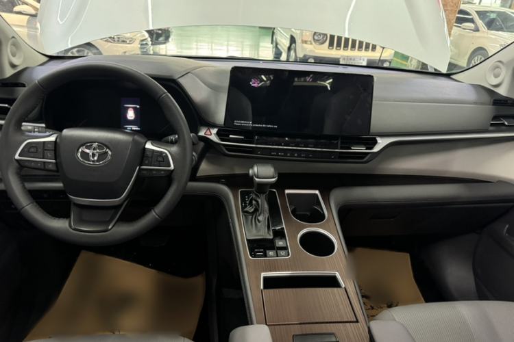 Used Toyota Granvia 2023 2.5L Hybrid Prestige PLUS Edition Interior 2