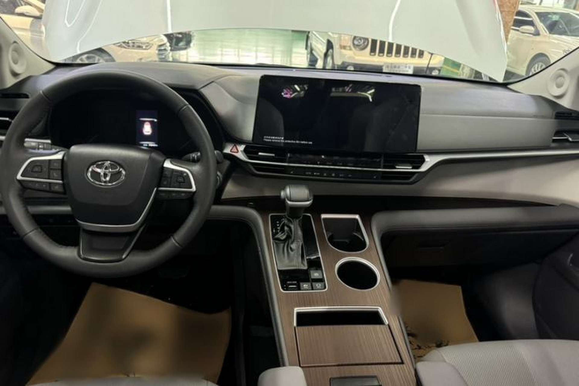 Used Toyota Granvia 2023 2.5L Hybrid Prestige PLUS Edition Interior 2