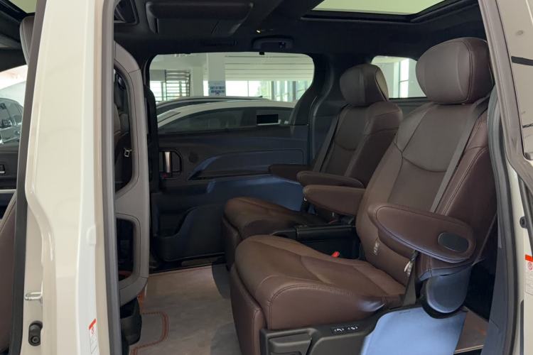 Used Toyota Granvia 2023 2.5L Hybrid Flagship VIP Edition Interior 2