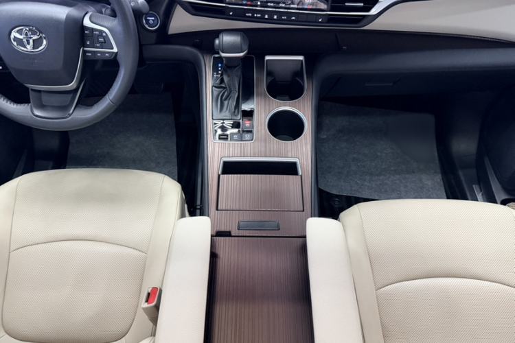 Used Toyota Granvia 2023 2.5L Hybrid Prestige PLUS Edition Interior 2