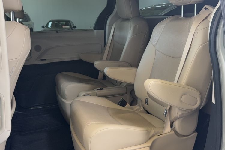 Used Toyota Granvia 2023 2.5L Hybrid Prestige PLUS Edition Interior 2