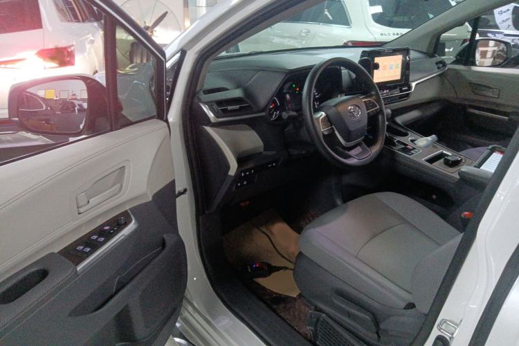 Used Toyota Granvia 2023 2.5L Hybrid Comfort Edition Interior 3