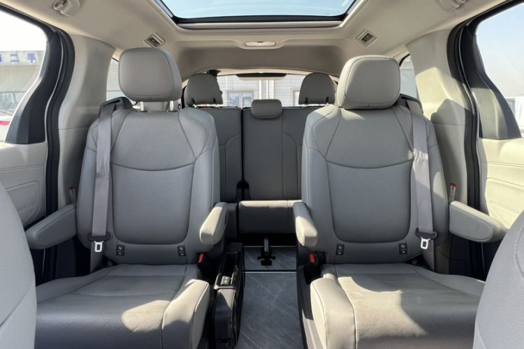 Used Toyota Granvia 2023 2.5L Hybrid Prestige PLUS Edition Interior 3