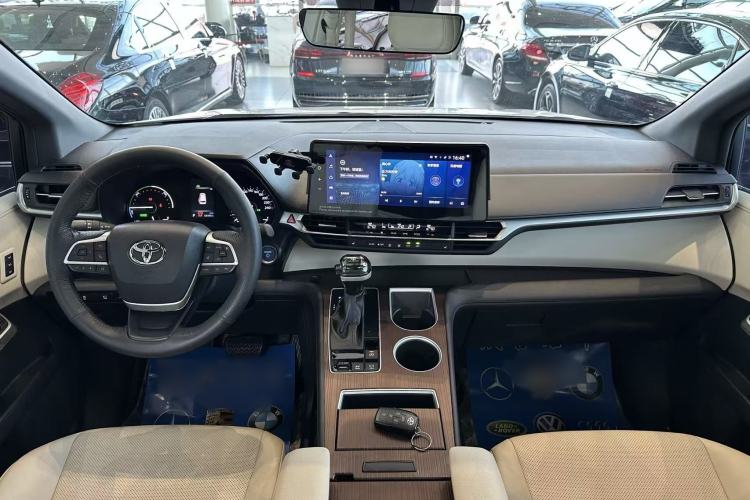 Used Toyota Granvia 2023 2.5L Hybrid Prestige PLUS Edition Interior 3