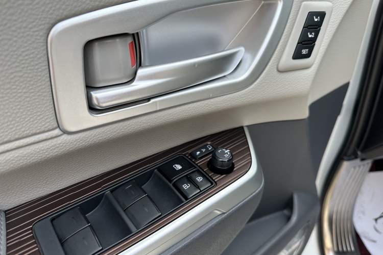 Used Toyota Granvia 2023 2.5L Hybrid Prestige PLUS Edition Interior 3