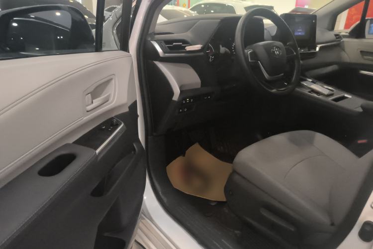 Used Toyota Granvia 2023 2.5L Hybrid Luxury Edition Interior 3