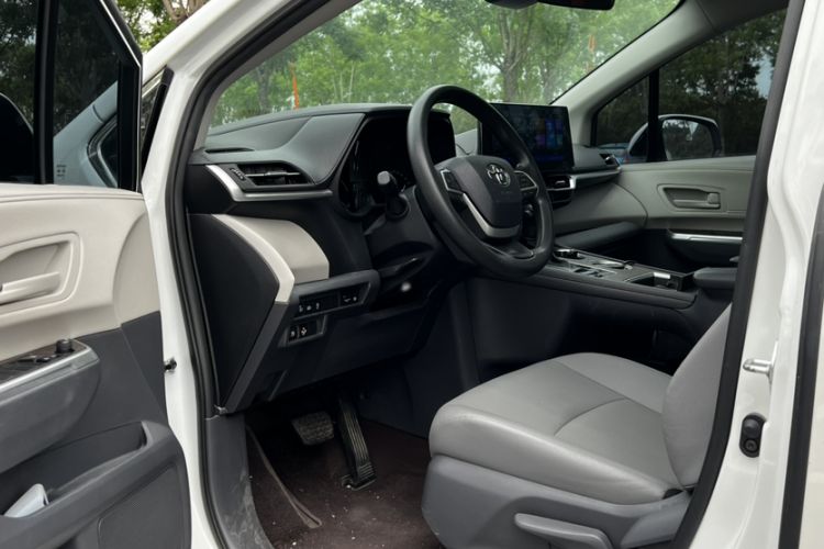 Used Toyota Granvia 2023 2.5L Hybrid Luxury Edition Interior 3