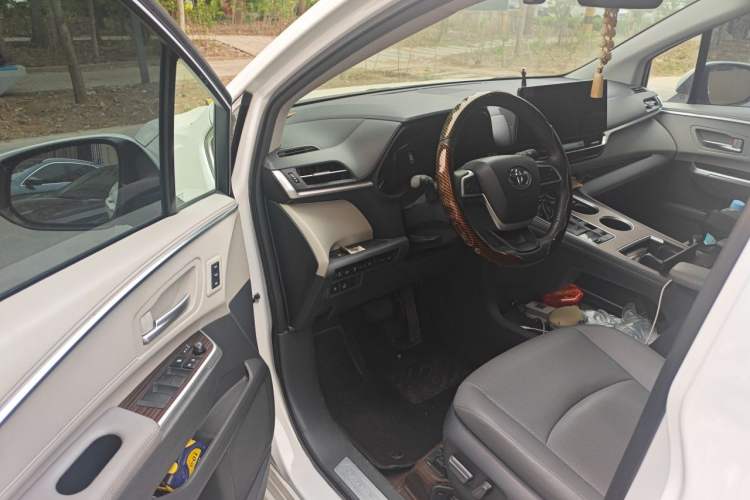 Used Toyota Granvia 2023 2.5L Hybrid Prestige PLUS Edition Interior 3