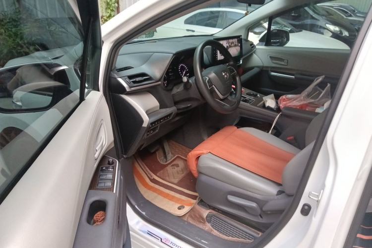 Used Toyota Granvia 2023 2.5L Hybrid Comfort Edition Interior 3