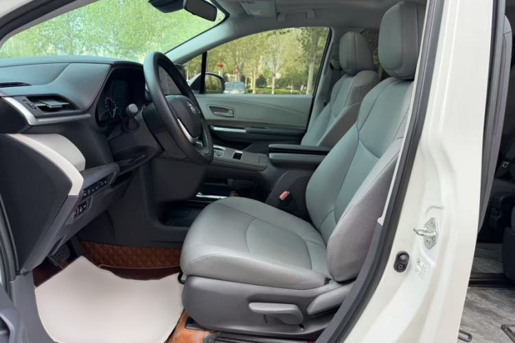 Used Toyota Granvia 2023 2.5L Hybrid Comfort Edition Interior 3