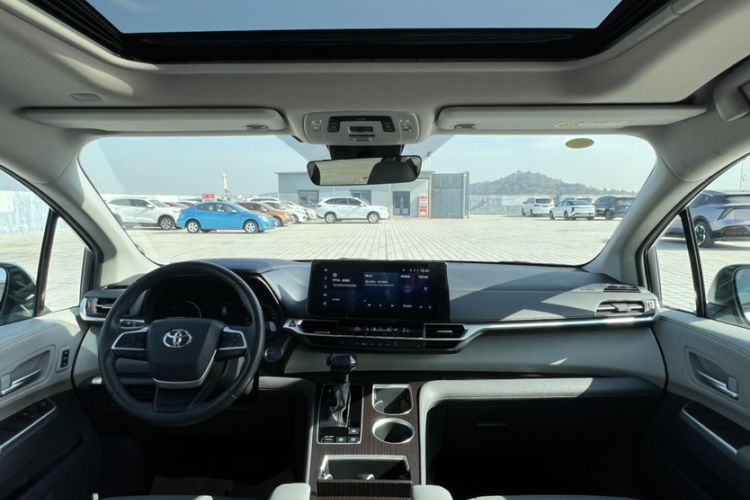 Used Toyota Granvia 2023 2.5L Hybrid Prestige PLUS Edition Interior 4