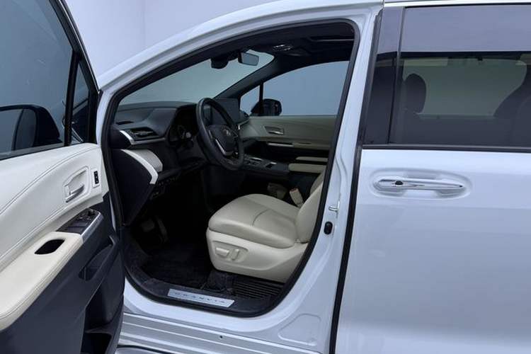 Used Toyota Granvia 2023 2.5L Hybrid Prestige PLUS Edition Interior 4