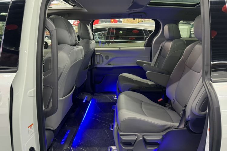 Used Toyota Granvia 2023 2.5L Hybrid Prestige PLUS Edition Interior 4