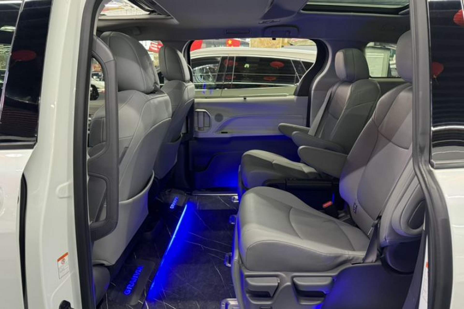 Used Toyota Granvia 2023 2.5L Hybrid Prestige PLUS Edition Interior 4