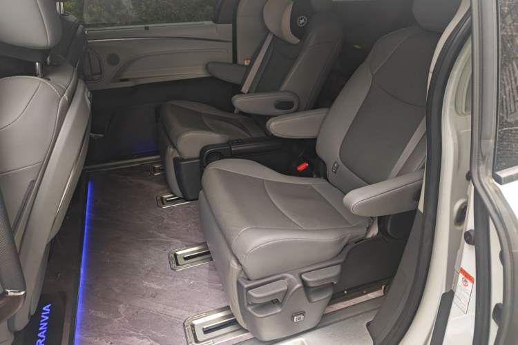 Used Toyota Granvia 2023 2.5L Hybrid Prestige PLUS Edition Interior 4