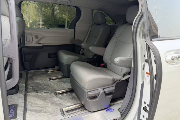Used Toyota Granvia 2023 2.5L Hybrid Comfort Edition Interior 4