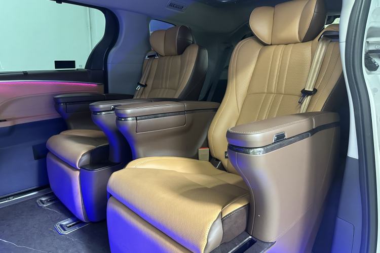 Used Toyota Granvia 2023 2.5L Hybrid Comfort Edition Interior 4