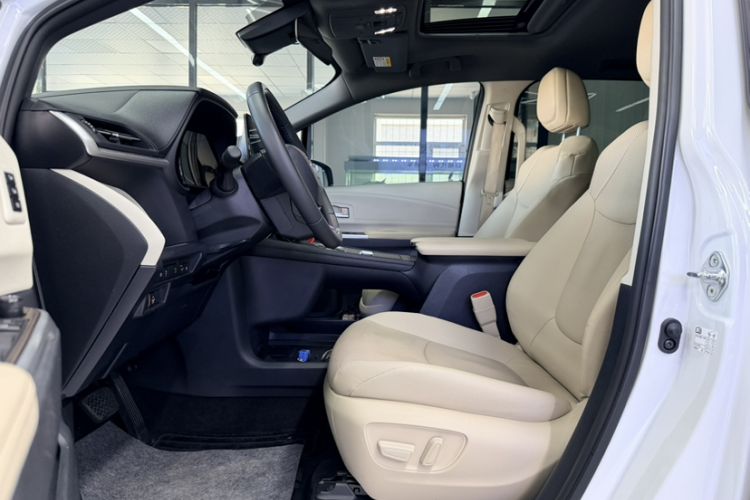 Used Toyota Granvia 2023 2.5L Hybrid Prestige PLUS Edition Interior 6