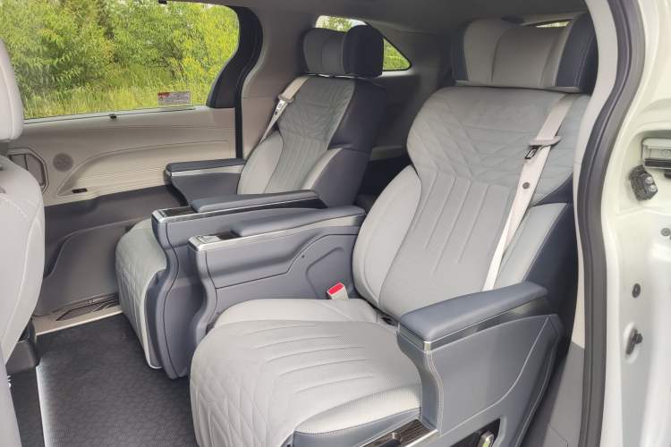 Used Toyota Granvia 2023 2.5L Hybrid Comfort Edition Interior 6