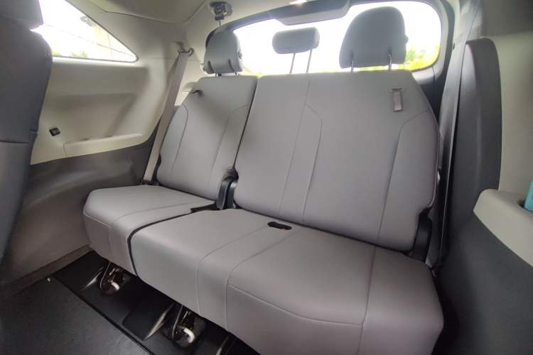 Used Toyota Granvia 2023 2.5L Hybrid Comfort Edition Interior 7