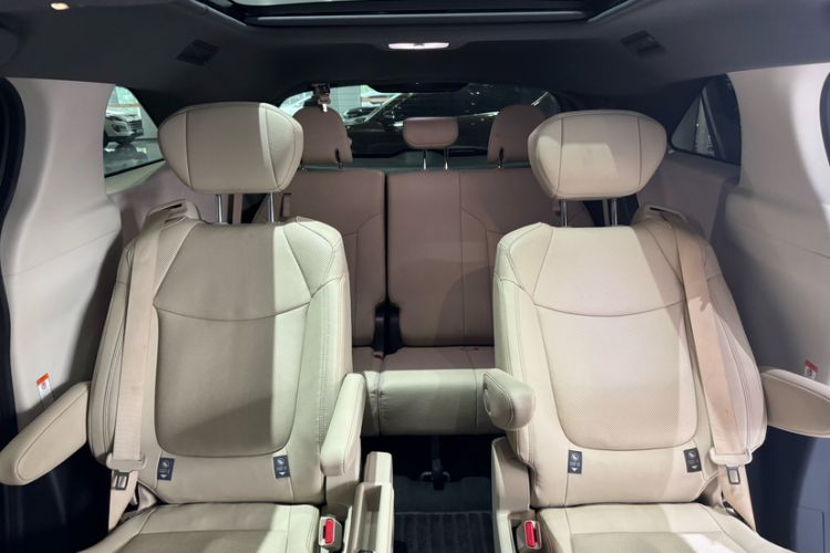 Used Toyota Granvia 2023 2.5L Hybrid Prestige VIP Edition Interior 8