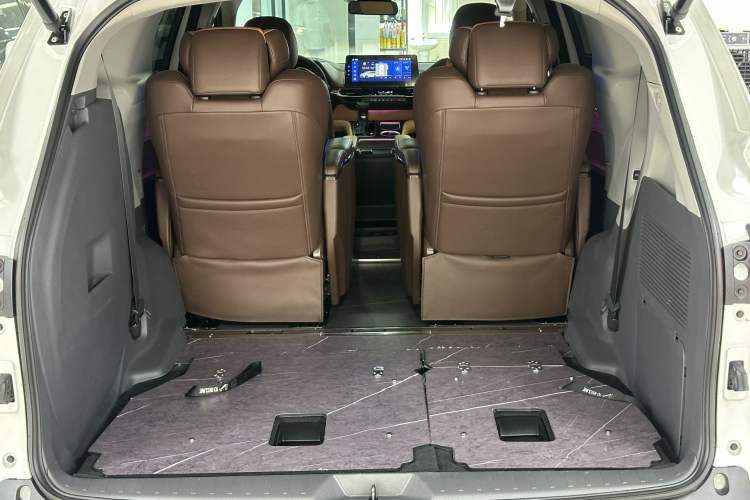 Used Toyota Granvia 2023 2.5L Hybrid Comfort Edition Interior 8