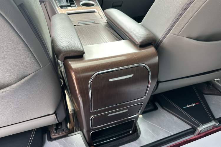 Used Toyota Granvia 2023 2.5L Hybrid Prestige PLUS Edition Interior 9