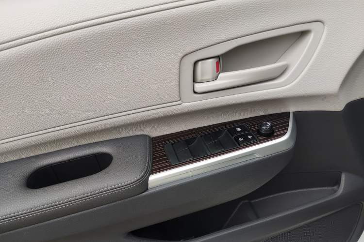 Used Toyota Granvia 2023 2.5L Hybrid Comfort Edition Interior 9