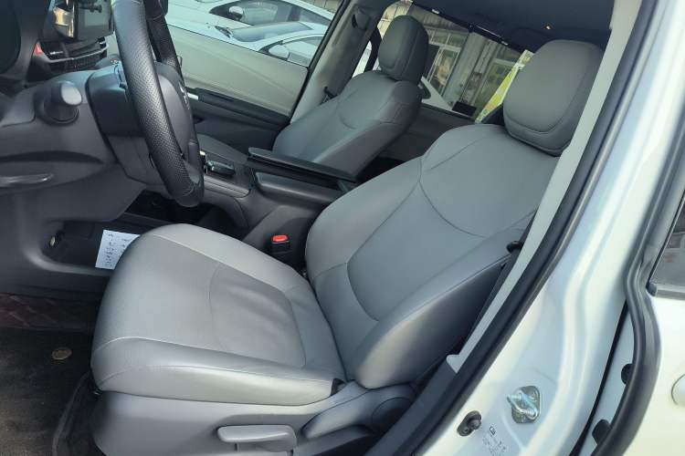 Used Toyota Granvia 2023 2.5L Hybrid Comfort Edition Left Front Seat