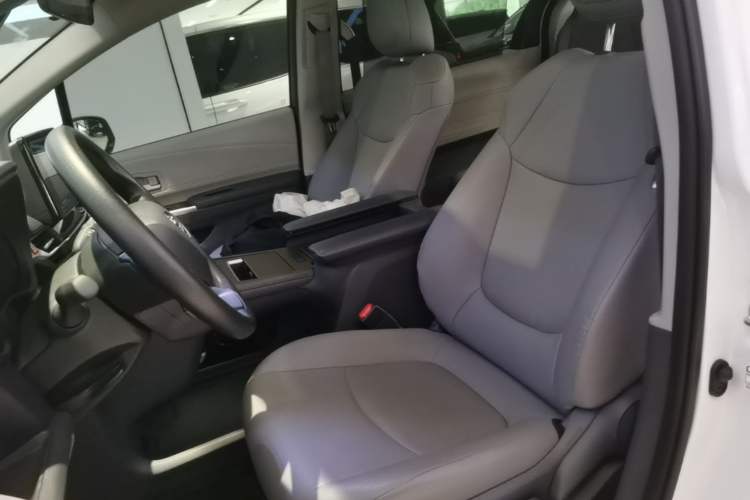Used Toyota Granvia 2023 2.5L Hybrid Luxury Edition Left Front Seat