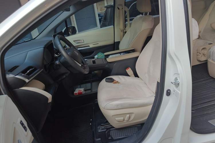 Used Toyota Granvia 2023 2.5L Hybrid Prestige PLUS Edition Left Front Seat