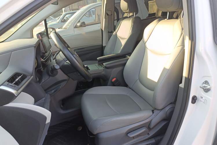 Used Toyota Granvia 2023 2.5L Hybrid Comfort Edition Left Front Seat