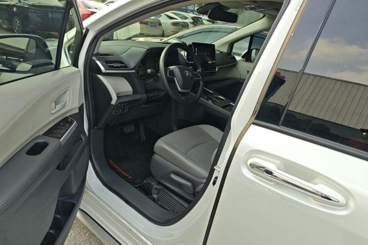 Used Toyota Granvia 2023 2.5L Hybrid Luxury Edition Left Front Seat