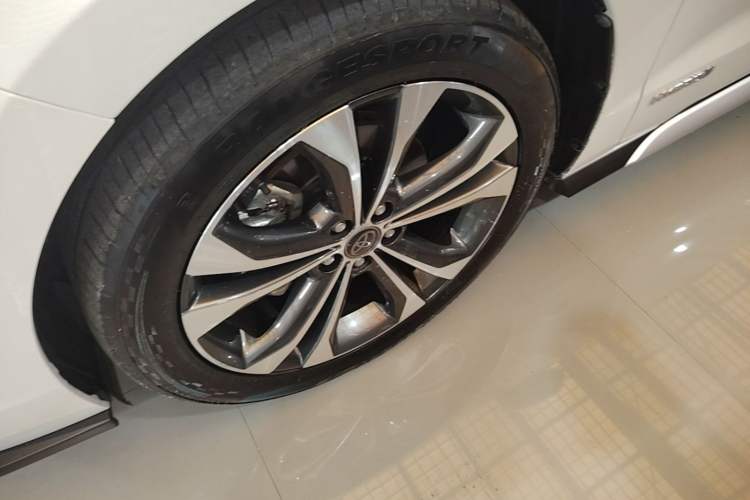 Used Toyota Granvia 2023 2.5L Hybrid Flagship VIP Edition Left Front Wheel Hub