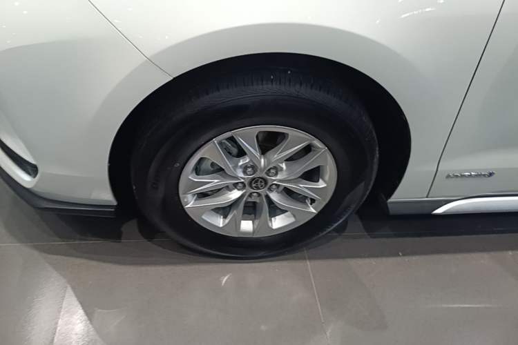 Used Toyota Granvia 2023 2.5L Hybrid Comfort Edition Left Front Wheel Hub