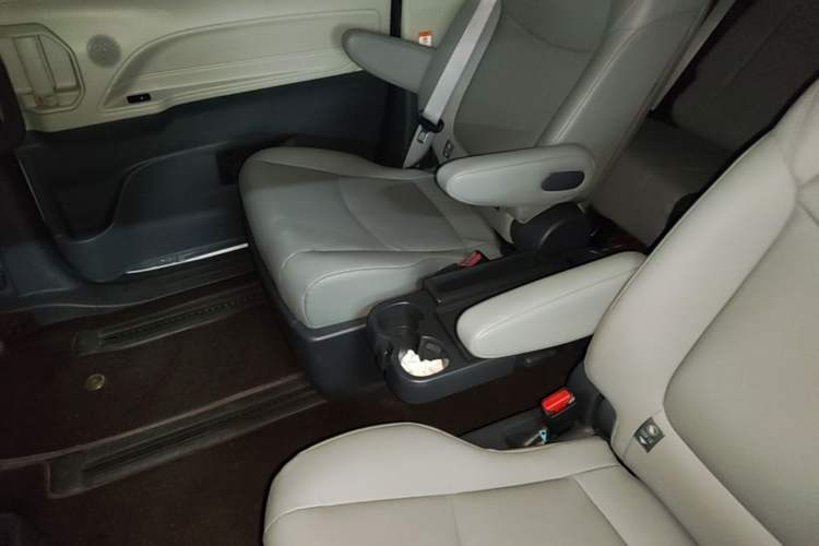 Used Toyota Granvia 2023 2.5L Hybrid Luxury Edition Left Rear Seat