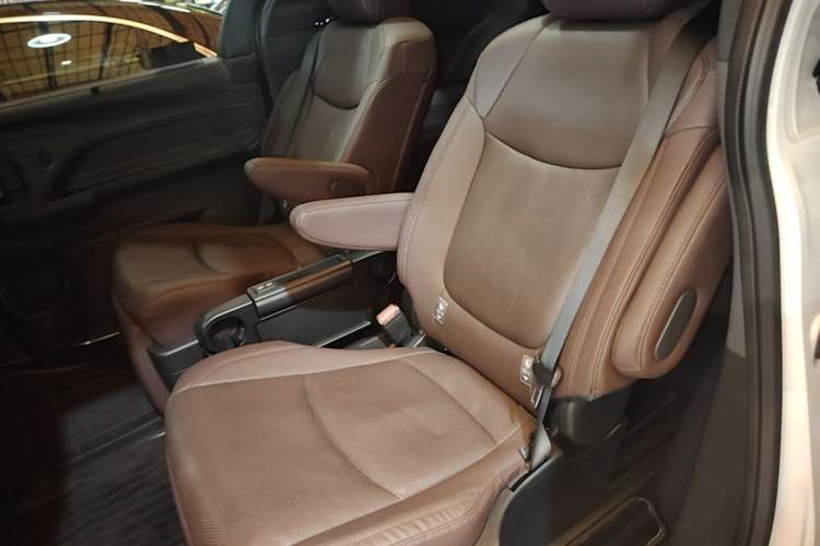 Used Toyota Granvia 2023 2.5L Hybrid Flagship VIP Edition Left Rear Seat