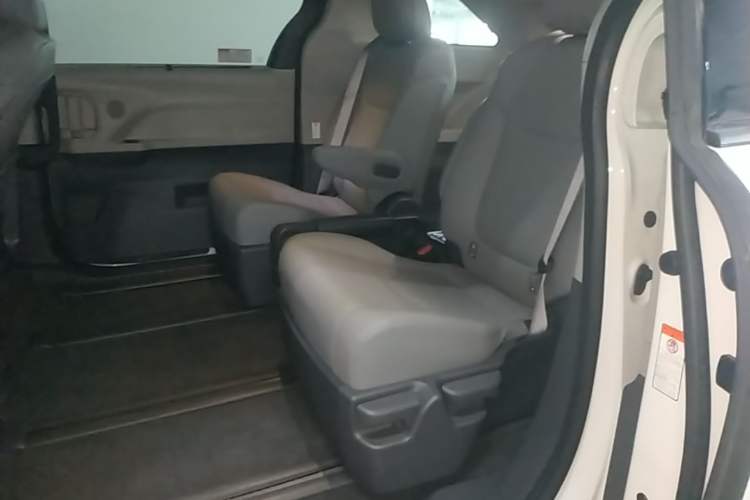 Used Toyota Granvia 2023 2.5L Hybrid Comfort Edition Left Rear Seat