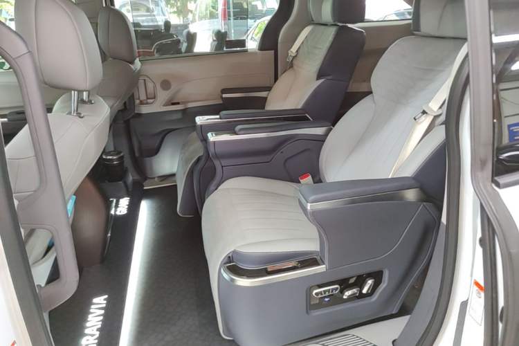 Used Toyota Granvia 2023 2.5L Hybrid Comfort Edition Left Rear Seat