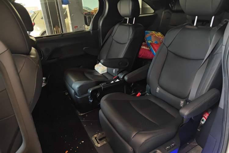 Used Toyota Granvia 2023 2.5L Hybrid Flagship VIP Edition Left Rear Seat