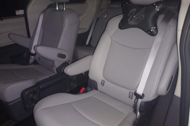Used Toyota Granvia 2023 2.5L Hybrid Comfort Edition Left Rear Seat
