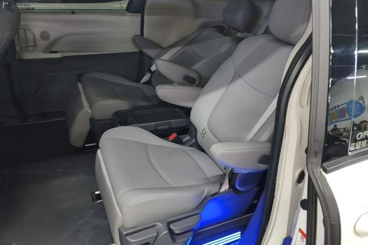 Used Toyota Granvia 2023 2.5L Hybrid Luxury Edition Left Rear Seat