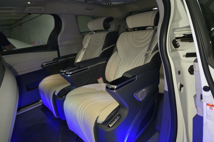 Used Toyota Granvia 2023 2.5L Hybrid Comfort Edition Left Rear Seat