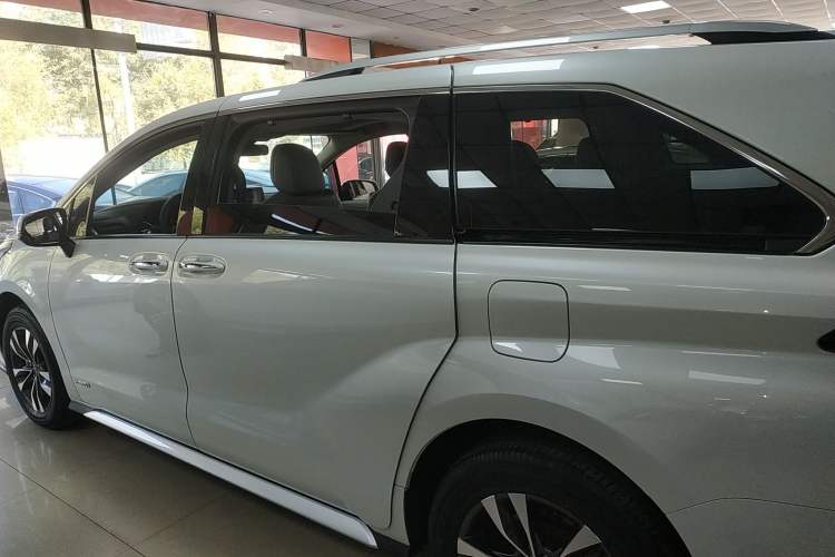 Used Toyota Granvia 2023 2.5L Hybrid Luxury Edition Left Side