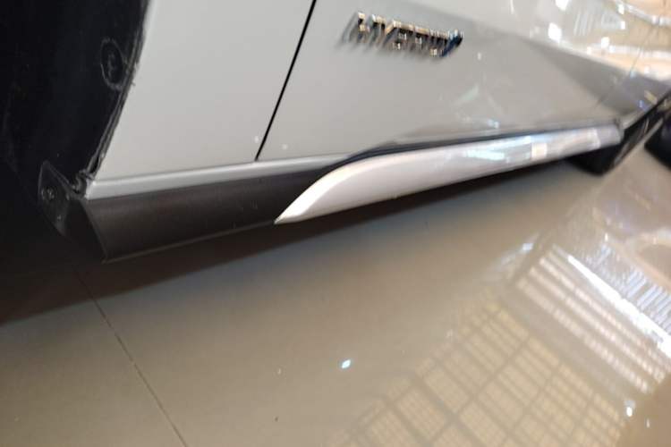 Used Toyota Granvia 2023 2.5L Hybrid Flagship VIP Edition Left Side Sill