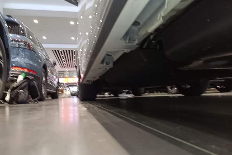 Used Toyota Granvia 2023 2.5L Hybrid Comfort Edition Left Side Sill