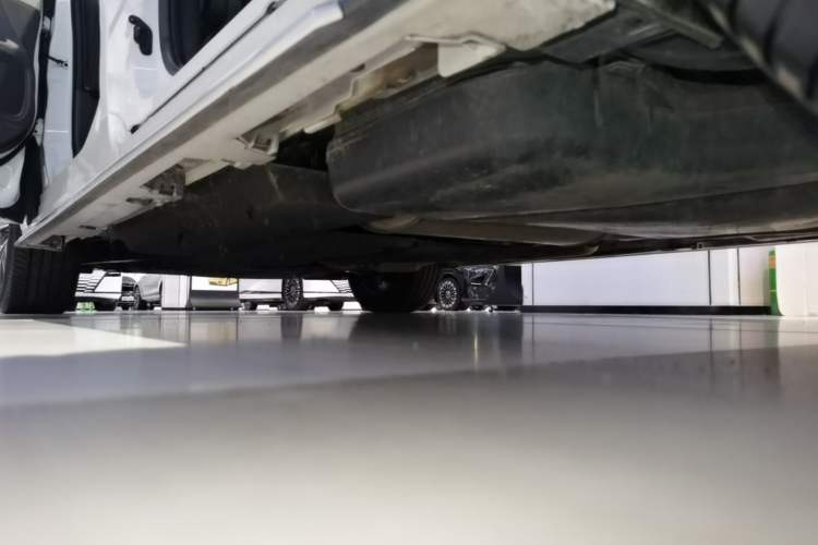 Used Toyota Granvia 2023 2.5L Hybrid Luxury Edition Left Side Sill