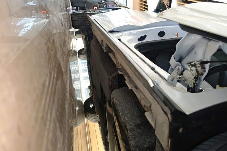Used Toyota Granvia 2023 2.5L Hybrid Luxury Edition Left Side Sill